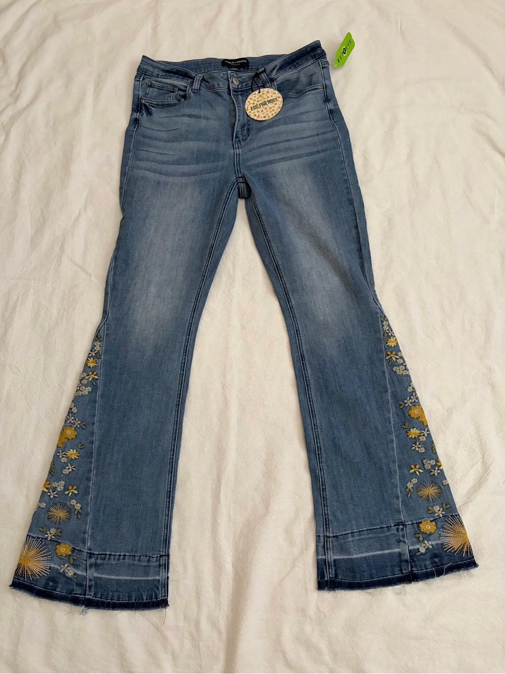 NWT Ashley Mason Embroidered Flared Women’s Jeans - Blue